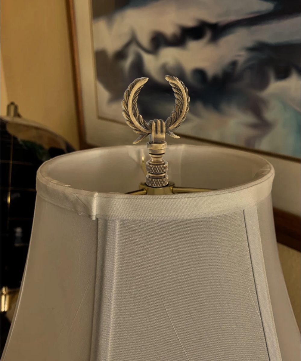 Precious Antiqued Wreath Lamp Finial Antiqued Brass 2.5"h